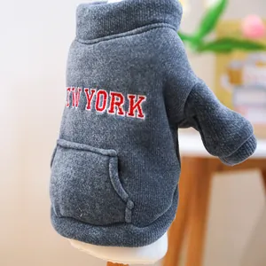 Dettaglio del ricamo New York e della trama felpata sulla felpa grigia per cani
