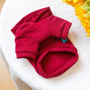 Détail de la doublure polaire chaude et des poignets élastiques sur ce sweat à capuche rouge