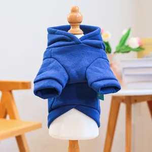 Dettaglio della felpa con cappuccio blu reale per animali con fodera in pile e logo