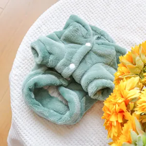 Détail du sweat pour animaux en flanelle vert menthe avec boutons blancs sur tissu