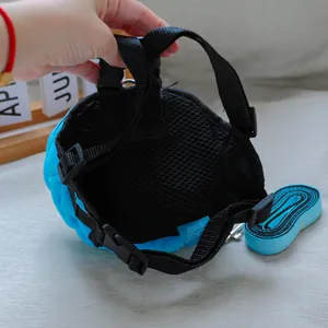 Detalle de arnés azul para mascotas con malla transpirable y etiqueta de la marca