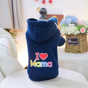 Dettaglio felpa blu reale per cani con stampa I Love Mama e caldo rivestimento interno in pile