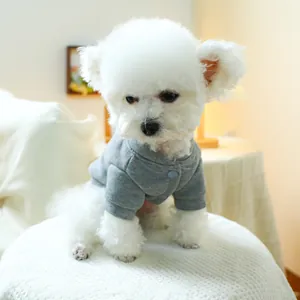 Nahaufnahme einer grauen Hunde-Fleecejacke mit Knopfleiste für kleine Hunde an Bichon