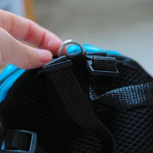 Detalle de la correa de nailon ajustable y el anillo en D de metal en la mochila para mascotas