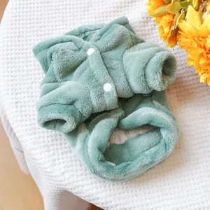 Gros plan sur un pull en flanelle verte pour animaux avec boutons-pression sur gaufre