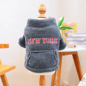 Felpa grigia New York per cani con ricamo e tasca su manichino in legno