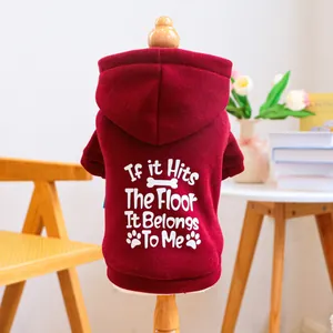 Vue macro du sweat à capuche bordeaux pour animaux avec slogan amusant et tissu polaire doux