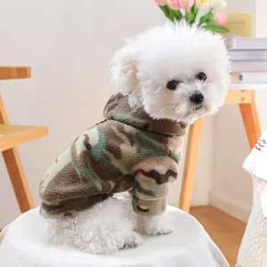 Détail d'un sweat à capuche camouflage pour chien pour la chaleur de l'hiver