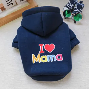 Dettaglio felpa con cappuccio blu reale per animali con stampa I Love Mama e accessori