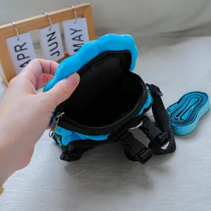 Primer plano de la mochila azul de peluche para mascotas con cremallera y forro negro