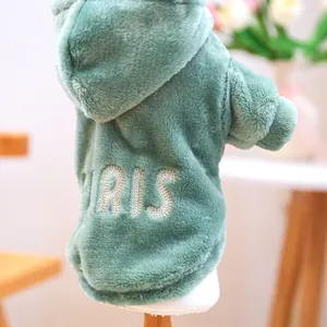 Détail d'un sweat à capuche vert pour animaux en flanelle avec broderie PARIS blanche