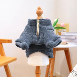 Dettaglio maglione grigio scuro in maglia a coste per animali con zip dorata sul retro