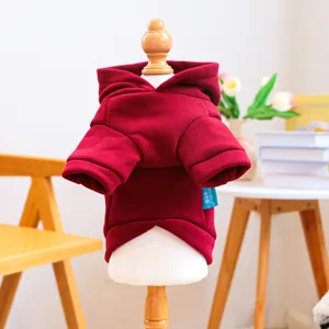 Détail d'un sweat à capuche bordeaux pour animaux avec bords-côtes et logo PETCIRCLE