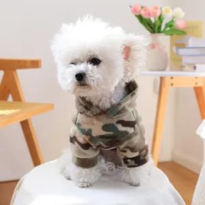 Détail du sweat à capuche camouflage pour chien avec doublure polaire chaude et douce