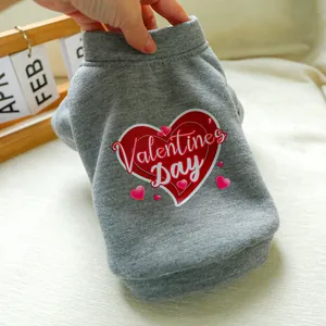 Detail eines grauen Haustier-Sweatshirts mit rotem Valentinstag-Herz und weichem Stoff