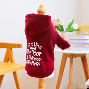 Détail d'un sweat à capuche bordeaux pour animal avec slogan blanc et doublure polaire
