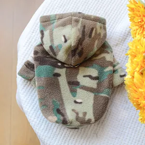 Détail d'un sweat à capuche en polaire camouflage pour animaux avec anneau de laisse