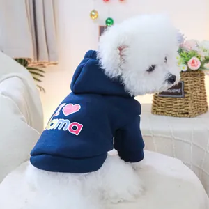 Dettaglio felpa blu con cappuccio per animali con stampa I Love Mama su cane bianco