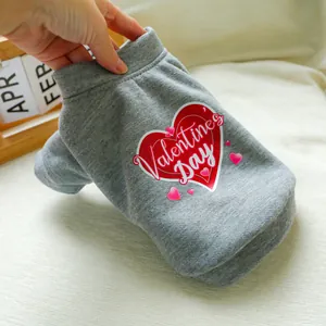 Detail eines grauen Hunde-Pullovers aus Strickbaumwolle mit Valentinstag-Herz