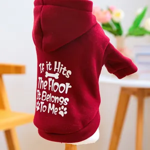 Gros plan sur sweat à capuche bordeaux pour animaux avec slogan et polaire épaisse