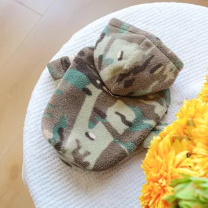 Détail d'un sweat à capuche camouflage pour animaux avec polaire et anneau en métal