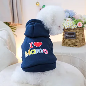 Dettaglio di un cane bianco che indossa una felpa blu scuro con cappuccio I Love Mama