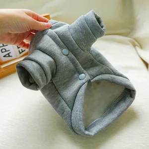 Detail der warmen grauen Steppjacke für Haustiere mit blauen Knöpfen und Fleecefutter