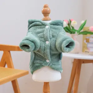 Détail d'un sweat à capuche vert pour chien avec boutons blancs sur un mannequin animal