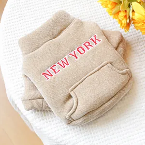 Dettaglio della felpa kaki per animali con trama a coste e ricamo New York sul retro