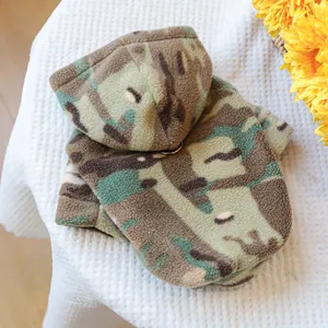 Sweat à capuche en polaire camouflage pour chien avec anneau en D pour l'hiver