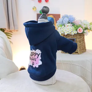 Dettaglio della felpa con cappuccio blu reale per animali con stampa Sloppy Kisses e cuori