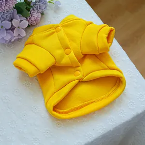 Makroaufnahme der gelben Haustier-Strickjacke mit drei Knöpfen und gerippten Ärmeln