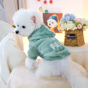 Sweat à capuche pour animaux en flanelle vert sauge avec broderie PAR sur un lit douillet