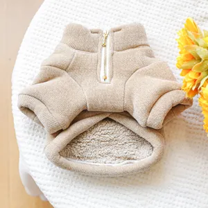 Dettaglio gilet per animali in velluto a coste beige con fodera in pile e zip dorata