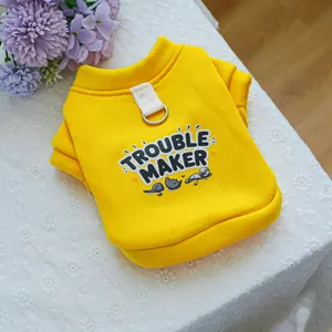 Gelber Hunde-Hoodie mit Trouble-Maker-Druck und Metall-D-Ring auf Spitzenstoff