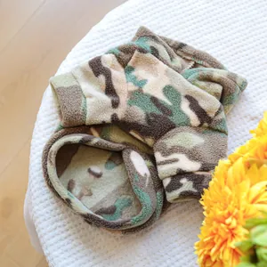 Détail d'un sweat à capuche camouflage en polaire pour chien avec poignets élastiques