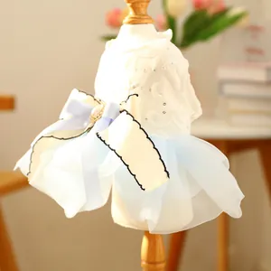Squisito abito in tulle blu per cani con grande fiocco di perle e corpetto in pizzo