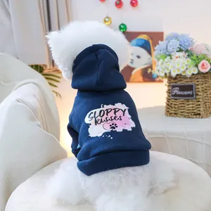Dettaglio della felpa con cappuccio blu reale per cani con stampa SLOPPY kisses in pile