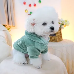 Gros plan sur un sweat à capuche en flanelle verte pour chien au tissu polaire