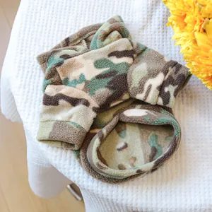 Détail d'un sweat à capuche camouflage pour animaux en polaire avec coutures soignées
