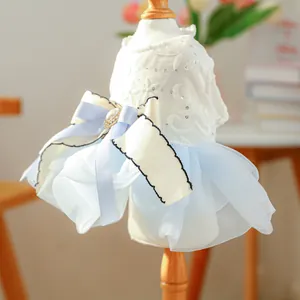 Vestito per cani in pizzo bianco e blu con strass lucidi e un grande fiocco