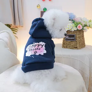 Dettaglio felpa con cappuccio blu per cani con stampa Sloppy Kisses su cane bianco