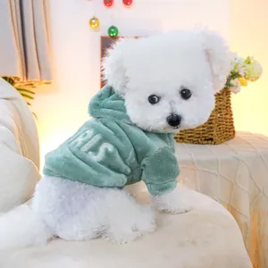 Détail du sweat à capuche vert pour chien avec broderie PARIS blanche sur petit chien