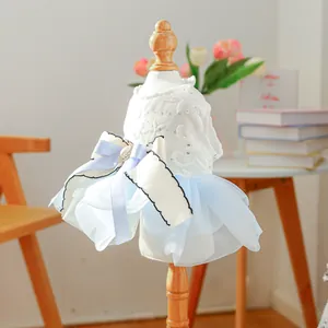 Dettaglio dell'abito per cani in tulle blu con corpetto in pizzo e fiocco di raso e perle