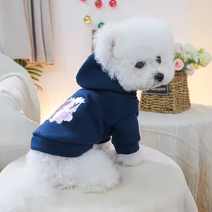 Dettaglio della felpa con cappuccio blu reale per animali con stampa HAPPY su cane