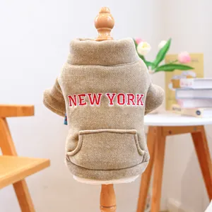Maglione per cani marrone New York in maglia a coste spesse con tasca a marsupio