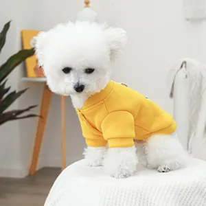 Nahaufnahme gelber Hunde-Hoodie mit gerippten Bündchen und weichem warmem Stoffgewebe