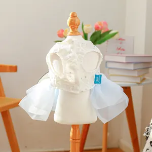 Ricamo dettagliato e paillettes su vestito bianco per cani con gonna in organza blu