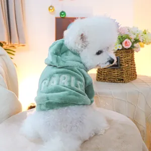 Détail d'un sweat à capuche en flanelle verte avec broderie Paris pour chiens et chats