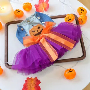 Halloween hondenjurk met blauwe denim top, paarse tule rok en pompoenborduurwerk